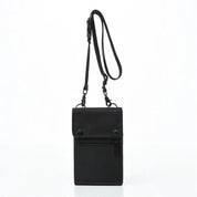 Borsa a tracolla nera in pelle, design minimalista, con tasca frontale con zip e chiusura a bottone. Accessorio moda unisex elegante e pratico.