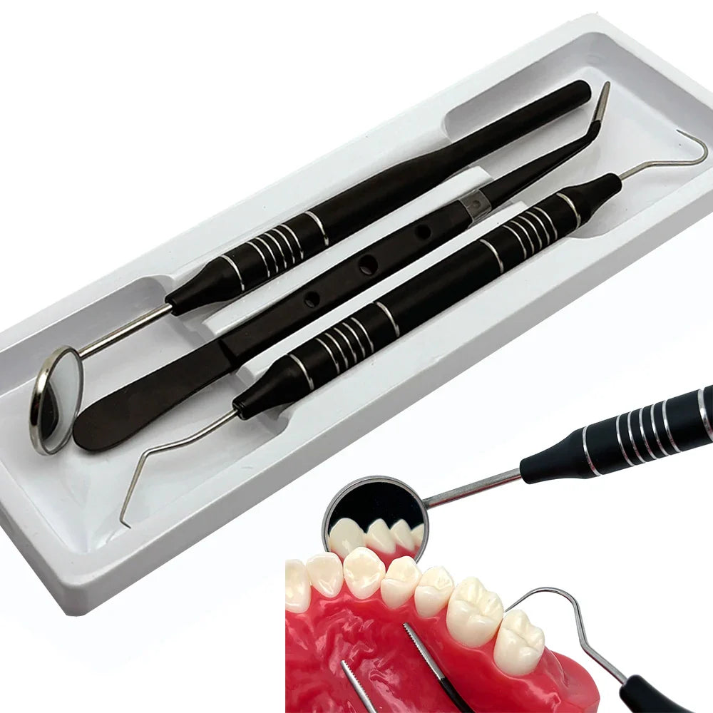 Set di strumenti odontoiatrici in acciaio inox su vassoio bianco, include specchietto dentale e sonde. Ideale per igiene orale e controllo dentale.