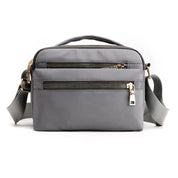 Borsa a tracolla grigia in nylon con doppia cerniera, tasche multiple e tracolla regolabile. Design elegante e funzionale per uomo e donna.