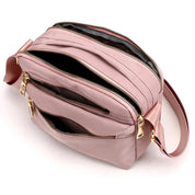 Borsa a tracolla rosa con cerniere dorate, design multi-scomparto, ideale per moda femminile, accessorio elegante e pratico per ogni occasione.