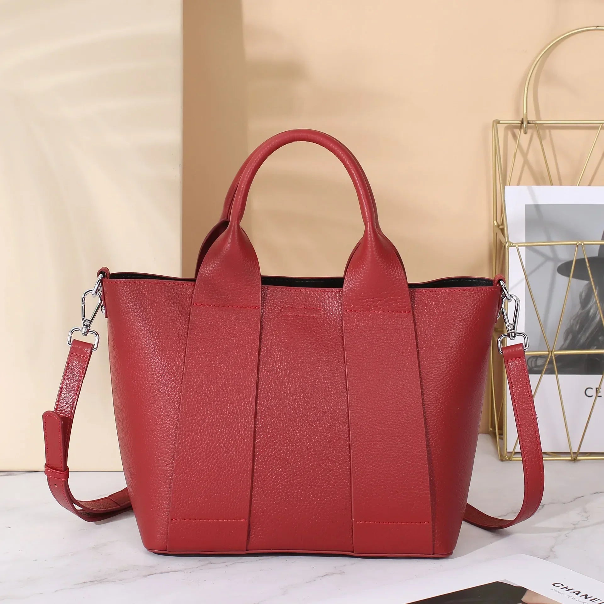 Borsa a mano in pelle rossa con tracolla regolabile, design elegante e moderno, perfetta per moda donna, accessorio versatile e chic.