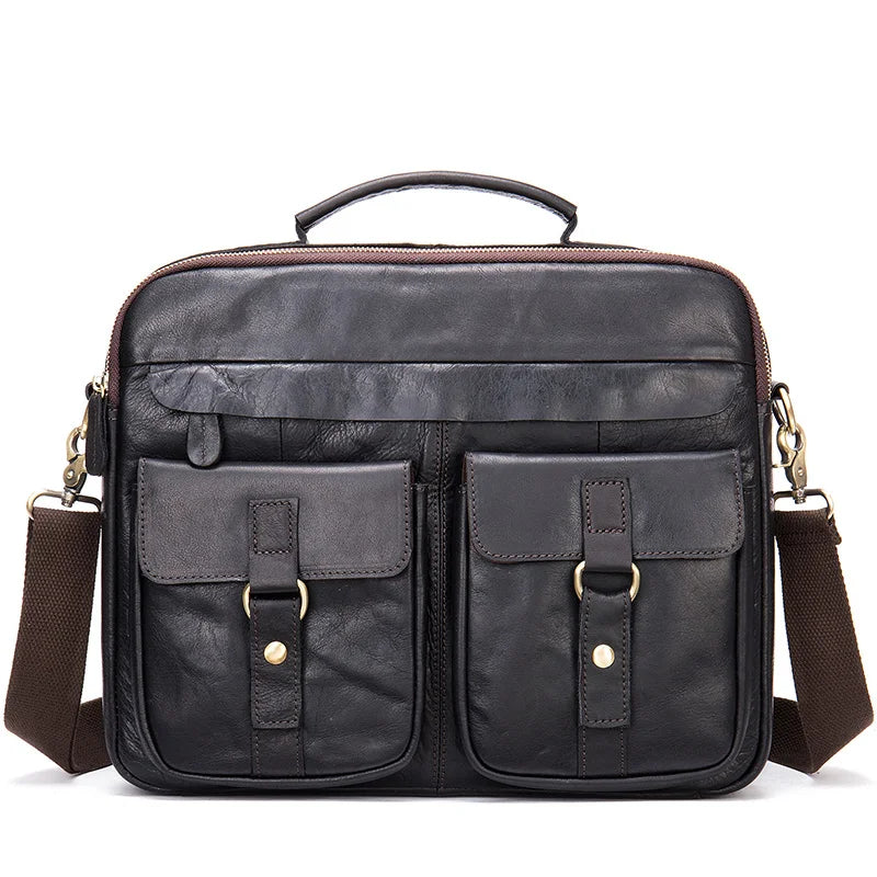 Borsa a tracolla in pelle marrone scuro con doppie tasche frontali, manico superiore e tracolla regolabile. Elegante e funzionale per uomo.