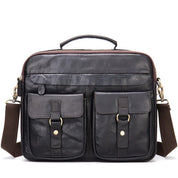 Borsa a tracolla in pelle marrone scuro con doppie tasche frontali, manico superiore e tracolla regolabile. Elegante e funzionale per uomo.