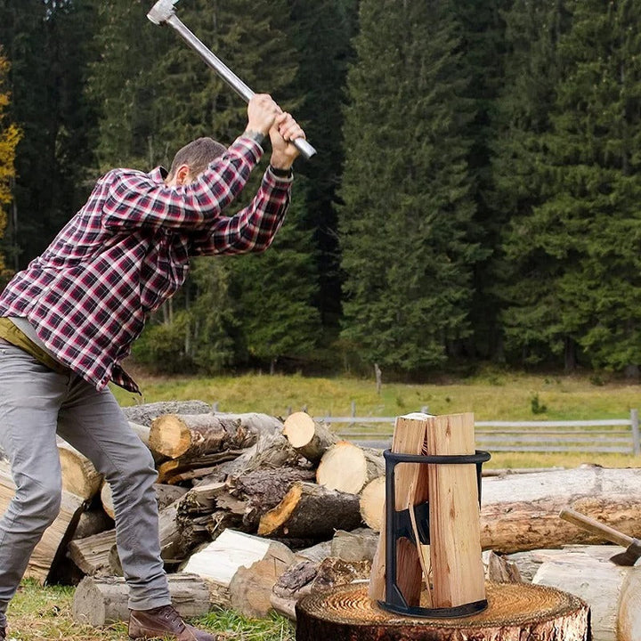 Uomo spacca legna con ascia in foresta, indossa camicia a quadri. Attrezzo per taglio legna, attività all'aperto, legname, natura.