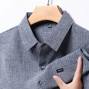 Camicia uomo grigia a quadri, manica lunga, tessuto leggero, colletto classico, bottoni frontali, ideale per look casual ed eleganti.