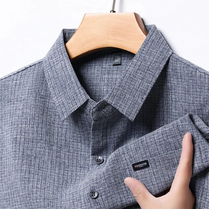 Camicia uomo grigia a quadri, manica lunga, tessuto leggero, colletto classico, bottoni frontali, ideale per look casual ed eleganti.