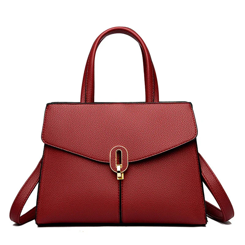 Borsa a mano in pelle rossa elegante, design moderno con chiusura dorata, ideale per moda femminile, accessorio di tendenza per ogni occasione.