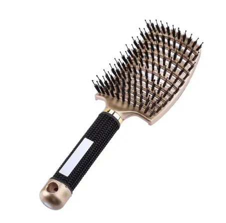 Spazzola per capelli dorata con setole nere, manico ergonomico nero. Accessorio styling capelli, ideale per districare e lisciare.