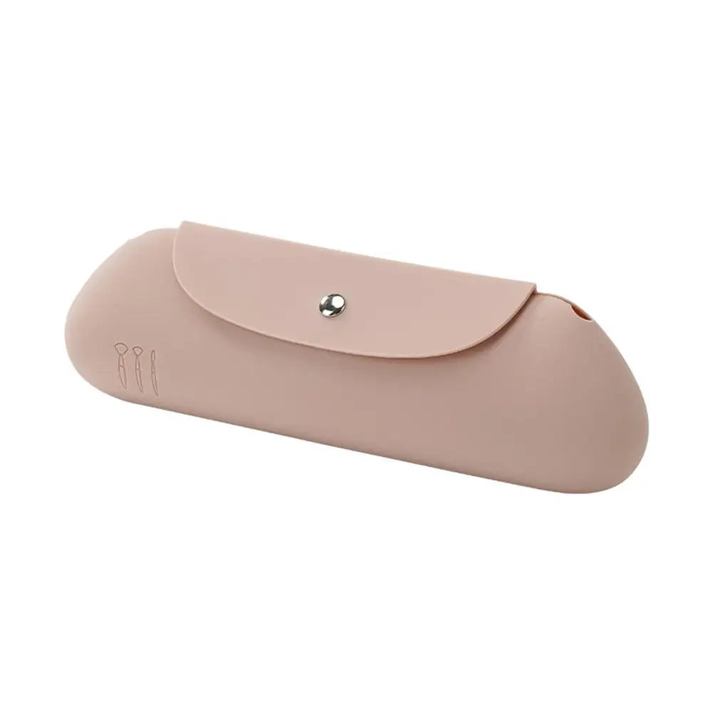 Custodia occhiali rosa in silicone con chiusura a bottone, design elegante e minimalista. Accessorio moda pratico e resistente.