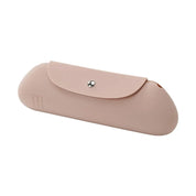 Custodia occhiali rosa in silicone con chiusura a bottone, design elegante e minimalista. Accessorio moda pratico e resistente.