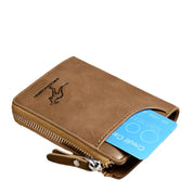 Portafoglio in pelle marrone con cerniera, logo canguro, tasca esterna contenente una carta di credito blu. Accessorio elegante e funzionale.