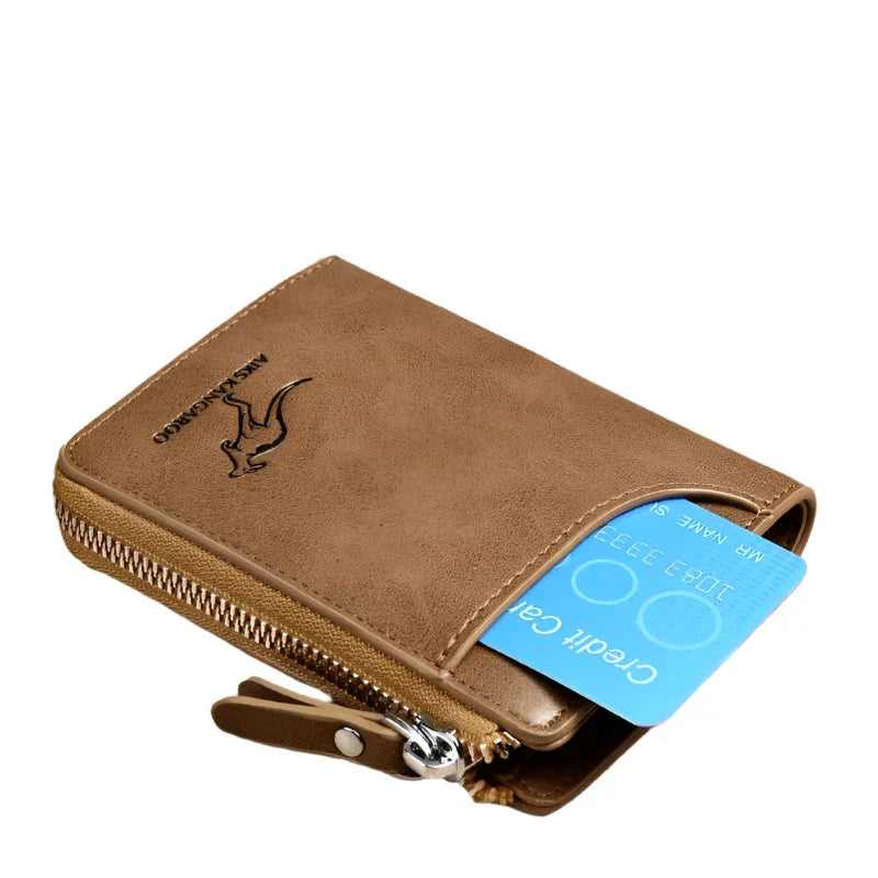 Portafoglio in pelle marrone con cerniera, logo canguro, tasca esterna contenente una carta di credito blu. Accessorio elegante e funzionale.