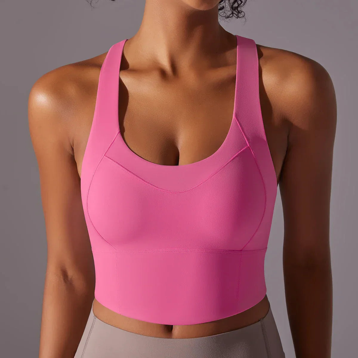 Top sportivo donna rosa, design senza maniche, tessuto traspirante, ideale per yoga e fitness. Comfort e stile per allenamenti intensi.