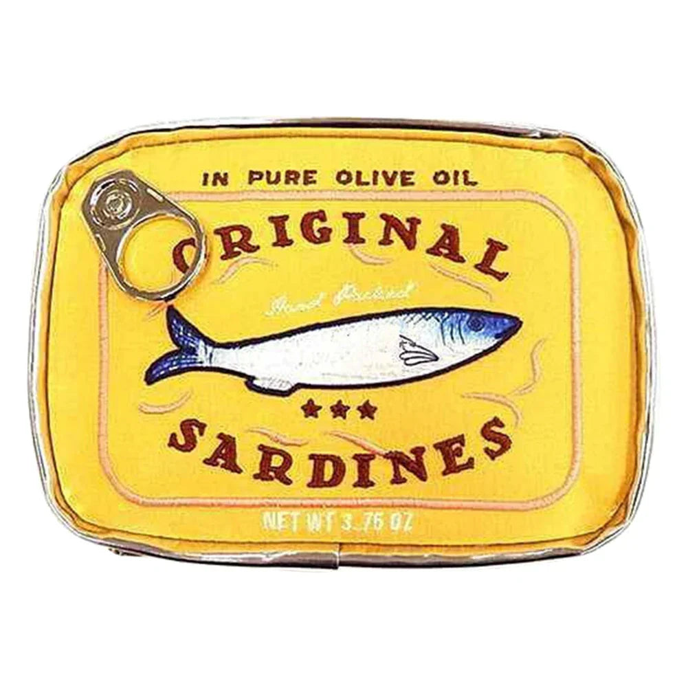 Scatola di sardine in olio d'oliva puro, etichetta gialla con illustrazione di pesce, 106g. Confezione originale, pesce azzurro, conservazione.