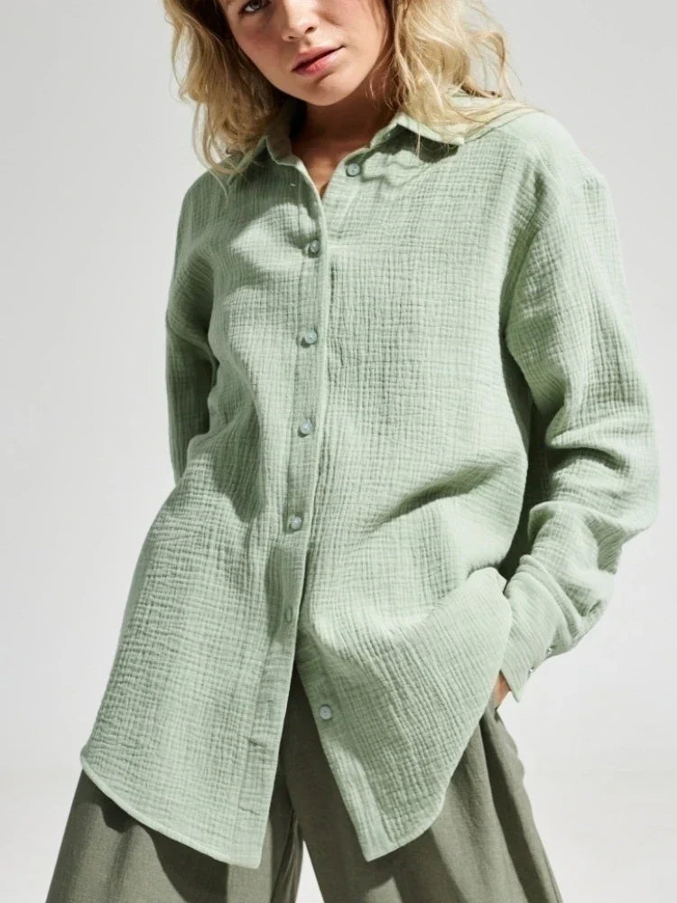 Camicia donna verde salvia in cotone, maniche lunghe, stile casual, tessuto leggero e traspirante, perfetta per look primaverili ed estivi.