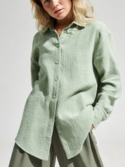 Camicia donna verde salvia in cotone, maniche lunghe, stile casual, tessuto leggero e traspirante, perfetta per look primaverili ed estivi.