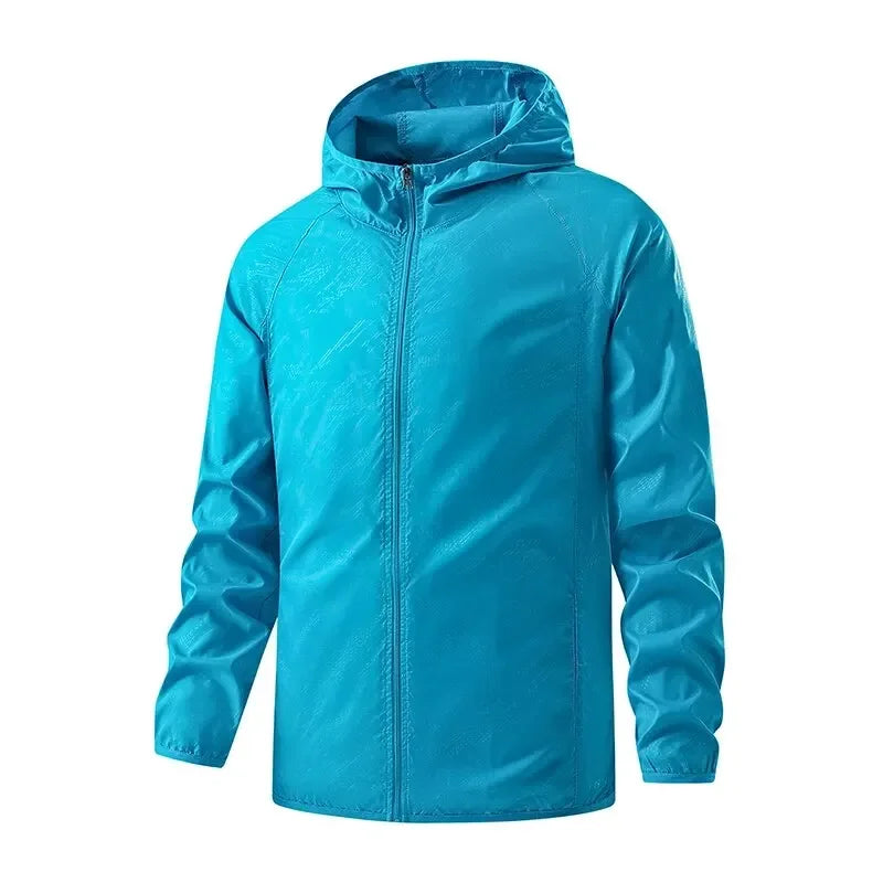 Giacca impermeabile blu con cappuccio, chiusura a zip, design sportivo, ideale per attività outdoor. Tessuto leggero e resistente all'acqua.