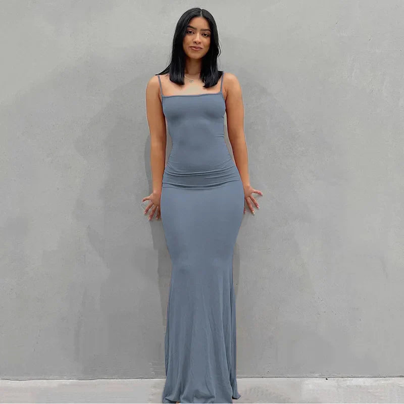 Abito lungo grigio aderente da donna, senza maniche, elegante e moderno, perfetto per eventi serali o cerimonie.