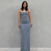 Abito lungo grigio aderente da donna, senza maniche, elegante e moderno, perfetto per eventi serali o cerimonie.