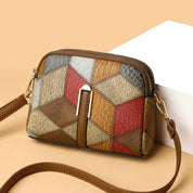 Borsa a tracolla in pelle multicolore con motivo geometrico, chiusura a zip, dettagli dorati, design moderno. Accessorio moda donna elegante.