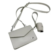 Borsa a tracolla in pelle bianca con chiusura a busta, cinturino regolabile e portachiavi abbinato. Elegante accessorio moda donna.
