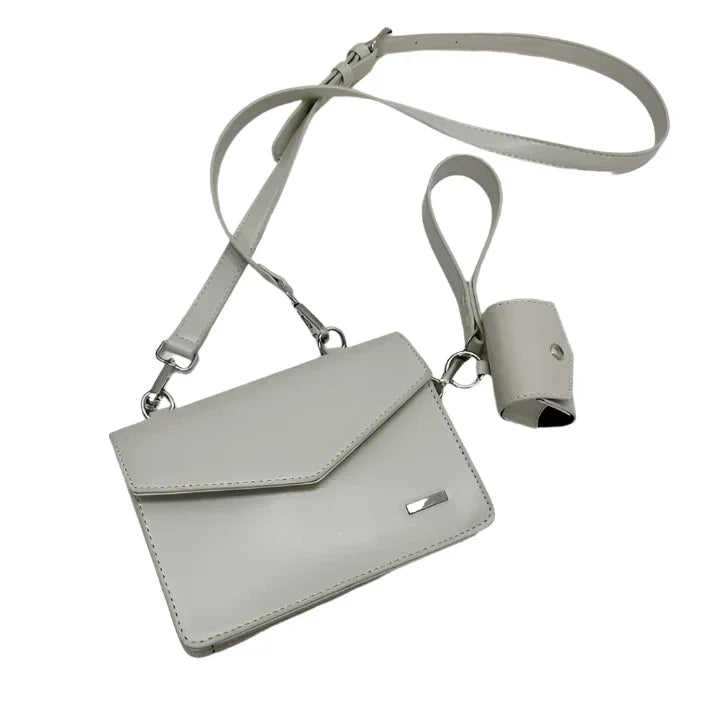 Borsa a tracolla in pelle bianca con chiusura a busta, cinturino regolabile e portachiavi abbinato. Elegante accessorio moda donna.