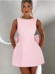 Abito rosa elegante con perle, design senza maniche, fiocco posteriore, perfetto per eventi formali e cerimonie. Moda donna, stile sofisticato.