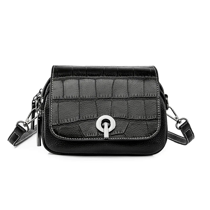 Borsa a tracolla nera in pelle con texture coccodrillo, chiusura metallica, design elegante e moderno, ideale per moda donna e accessori di lusso.