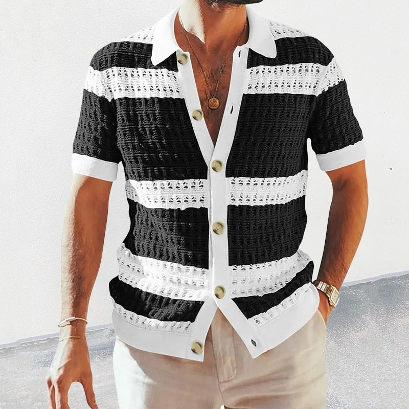 Camicia uomo a righe nere e bianche, maniche corte, bottoni frontali, stile casual estivo, tessuto leggero, ideale per moda estiva.