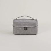 Borsa termica grigia con manico, design compatto e chiusura a zip. Ideale per pranzo al sacco, picnic, viaggi. Accessorio pratico e versatile.