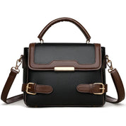 Borsa a tracolla donna in pelle nera e marrone, design elegante con fibbie dorate, manico superiore e tracolla regolabile. Accessorio moda chic.