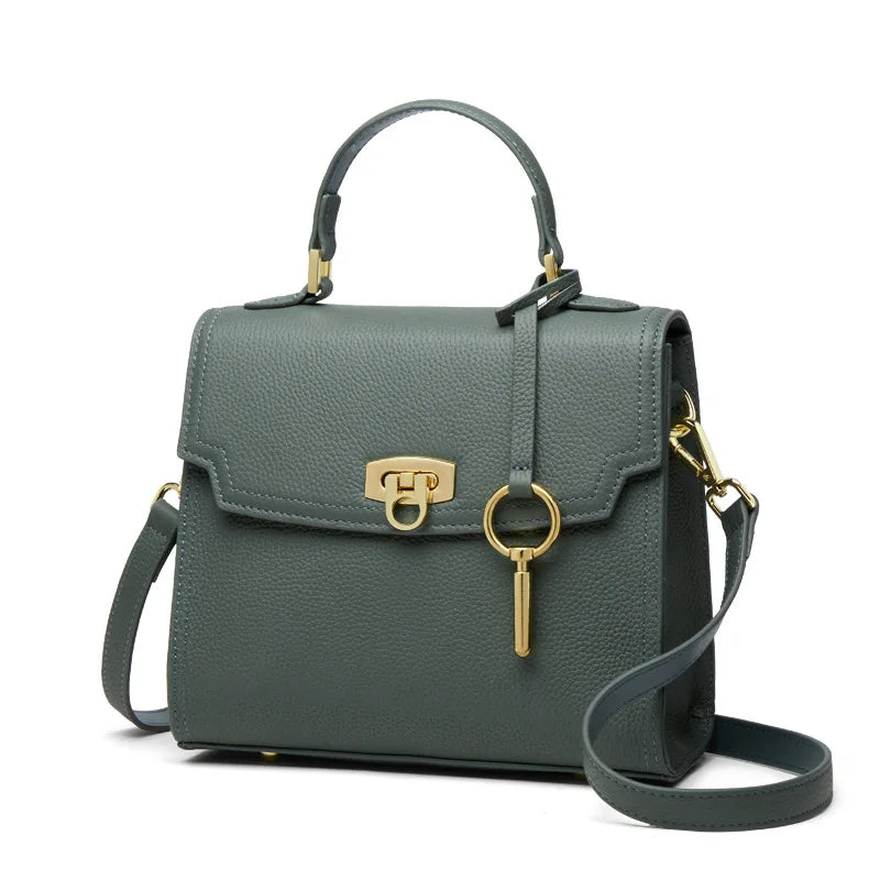 Borsa a tracolla in pelle verde con chiusura dorata, manico superiore e tracolla regolabile. Elegante accessorio moda donna.
