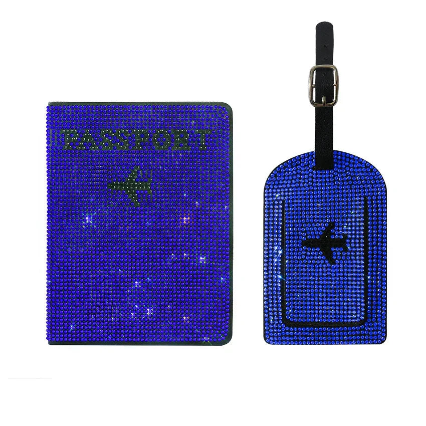Custodia passaporto e etichetta bagaglio blu con strass, design aereo. Accessori viaggio eleganti, ideali per viaggiatori frequenti.