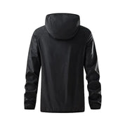 Giacca impermeabile nera con cappuccio, design minimalista, tessuto resistente, ideale per outdoor e sport, taglio moderno, unisex.