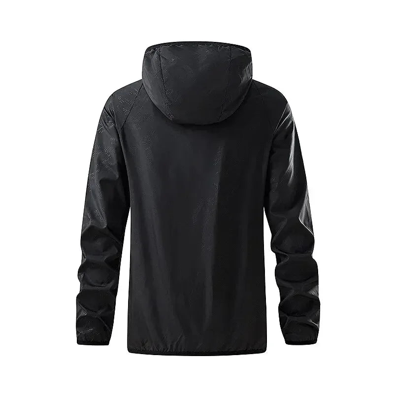Giacca impermeabile nera con cappuccio, design minimalista, tessuto resistente, ideale per outdoor e sport, taglio moderno, unisex.