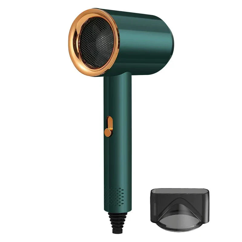 Asciugacapelli verde con finiture dorate, design compatto, include un beccuccio concentratore nero. Ideale per styling professionale e asciugatura rapida.