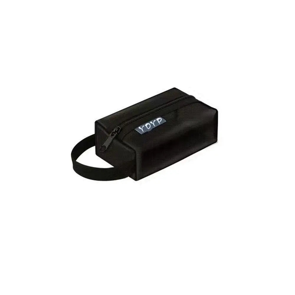 Astuccio nero rettangolare con cerniera, manico laterale e scritta "pop". Ideale per scuola o ufficio. Accessorio pratico e resistente.