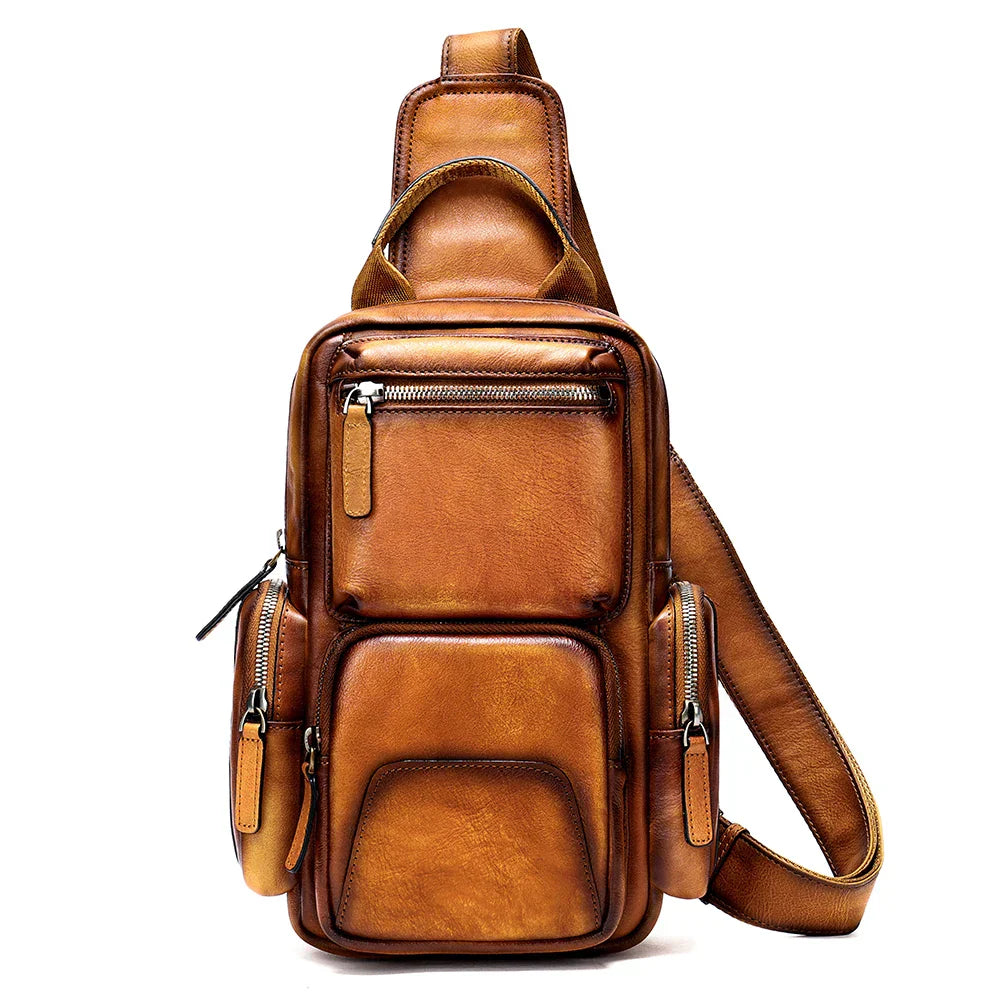 Zaino a tracolla in pelle marrone, design compatto con multiple tasche con cerniera, ideale per uomo, moda casual e viaggi urbani.