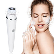Donna che utilizza spazzola elettrica per pulizia viso, schiuma detergente, cura della pelle, bellezza, dispositivo esfoliante impermeabile.