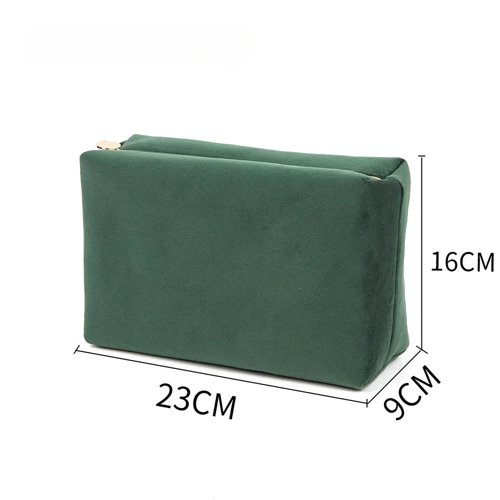 Astuccio verde in velluto, dimensioni 23x16x9 cm, ideale per cosmetici o accessori. Design elegante e pratico, perfetto per viaggi e organizzazione.