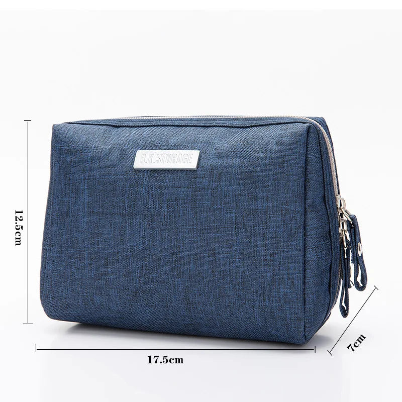 Astuccio da viaggio blu in tessuto, dimensioni 17,5x12,5x7 cm, con cerniera e logo, ideale per organizzare accessori e cosmetici.