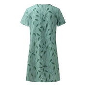 Abito verde a maniche corte con motivo foglie, design elegante e moderno, perfetto per la moda estiva. Tessuto leggero e confortevole.