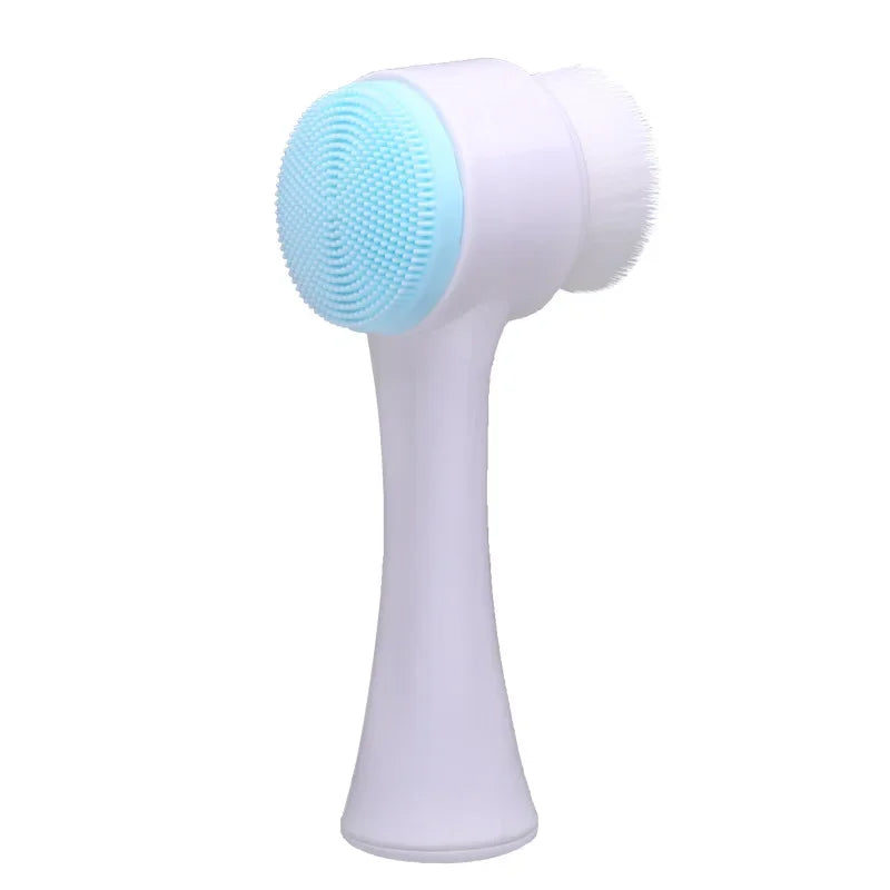 Spazzola viso doppia azione, setole morbide e silicone blu, per pulizia profonda e massaggio, ideale per skincare quotidiana.
