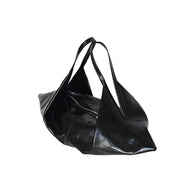Borsa a mano in pelle nera lucida, design moderno e spazioso, con manici doppi. Accessorio elegante per moda femminile.