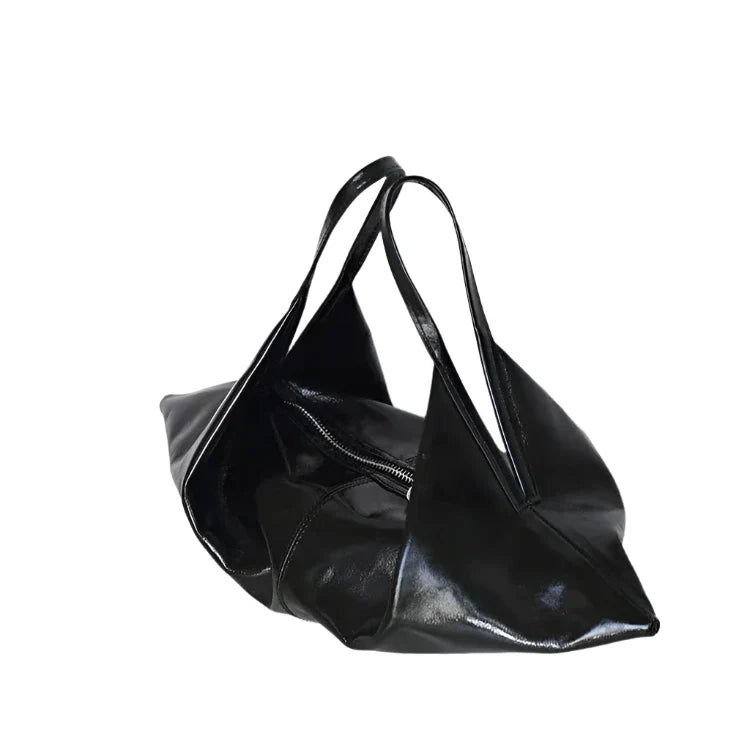 Borsa a mano in pelle nera lucida, design moderno e spazioso, con manici doppi. Accessorio elegante per moda femminile.
