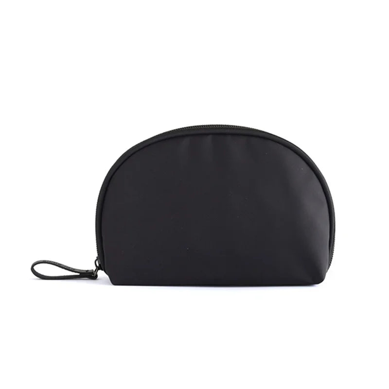 Astuccio cosmetico nero in tessuto impermeabile con cerniera, design minimalista, ideale per viaggio e organizzazione trucco.