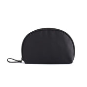 Astuccio cosmetico nero in tessuto impermeabile con cerniera, design minimalista, ideale per viaggio e organizzazione trucco.