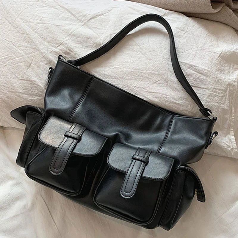 Borsa a tracolla in pelle nera con tasche frontali, design elegante e spazioso, ideale per moda donna, accessori di lusso, stile casual chic.
