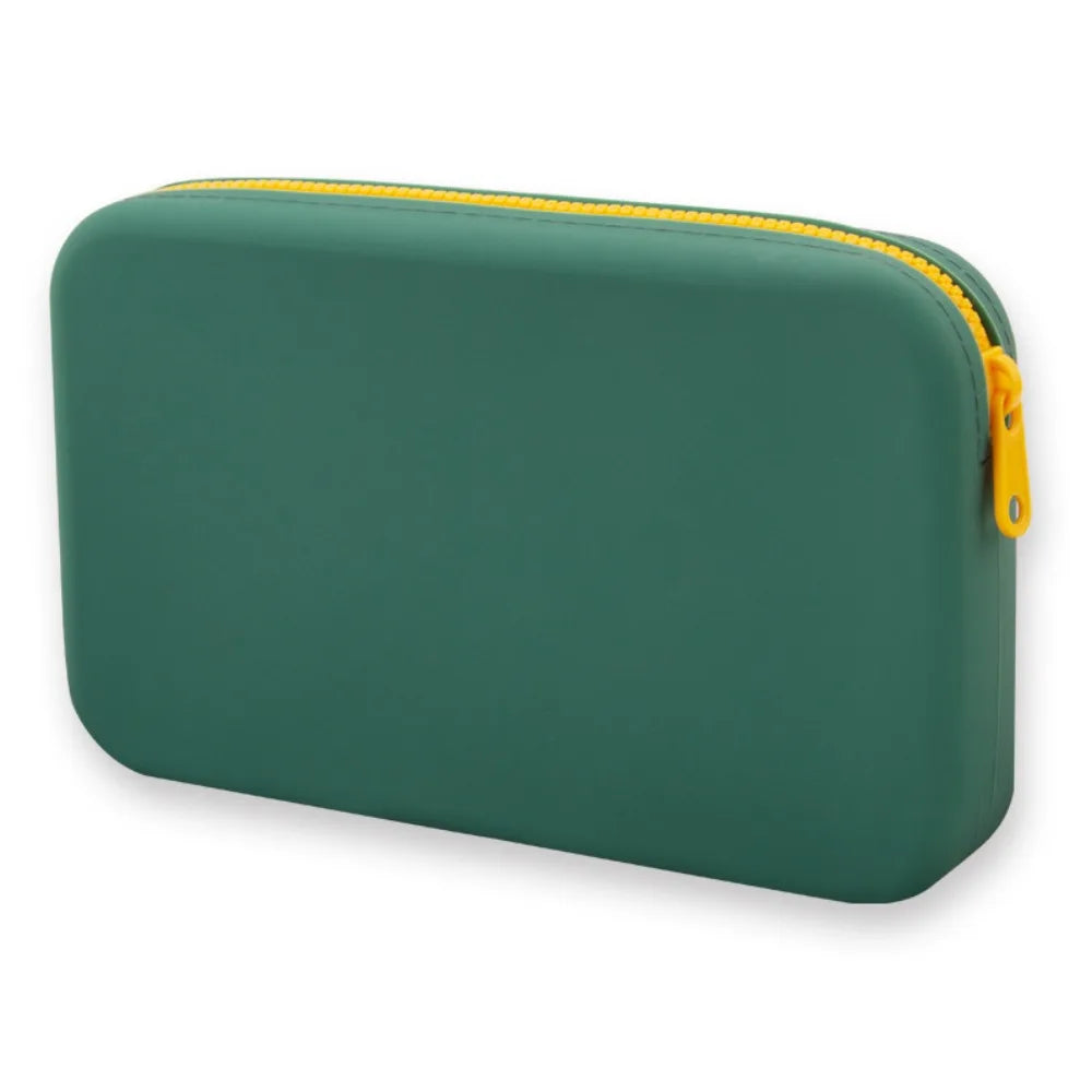 Custodia rigida verde con cerniera gialla, ideale per protezione dispositivi elettronici. Design compatto, resistente e portatile.
