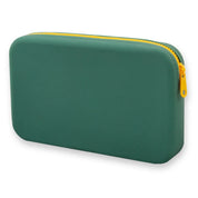 Custodia rettangolare verde con cerniera gialla, design minimalista, ideale per accessori elettronici. Materiale resistente, portatile e versatile.